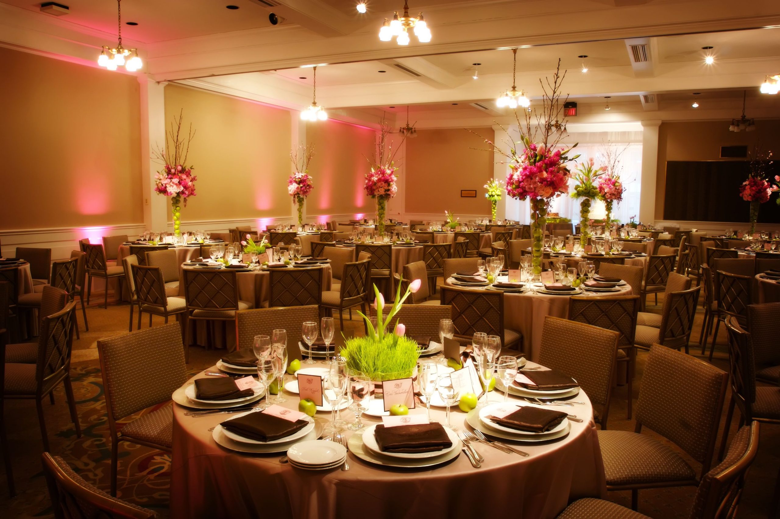 Benefits of an Indoor Wedding Reception Venue